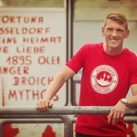 Heimathafen-Shirt vor einer Altstadt-Wand im Heimathafen-Shirt