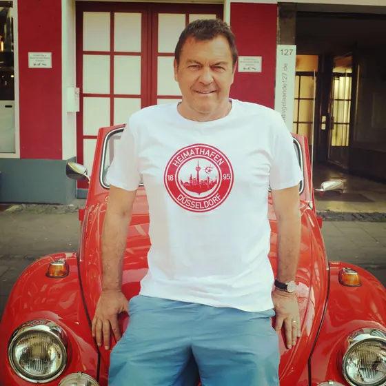 Vor dem Oldtimer im Heimathafen-Shirt