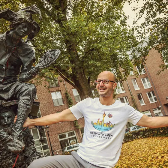 Am Denkmal im Heimathafen-Shirt