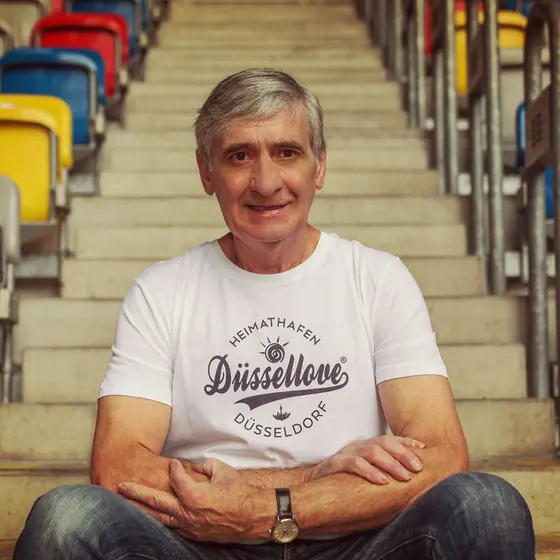Auf der Tribüne im Heimathafen-Shirt